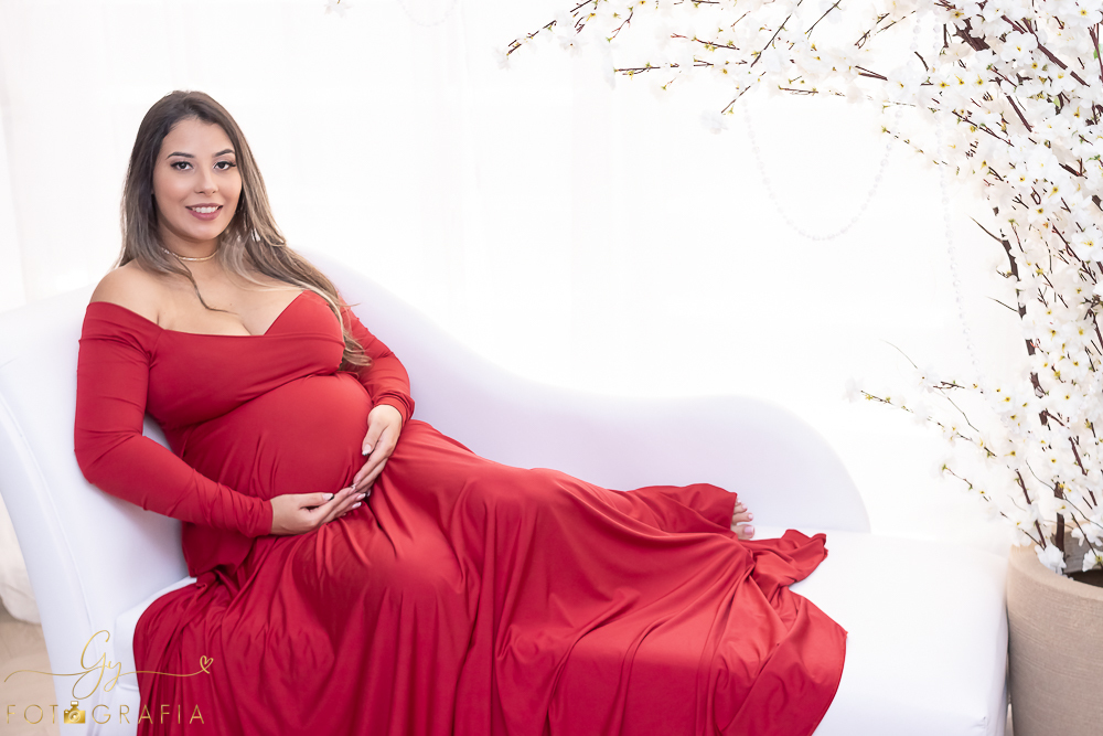 Ensaio de gestante em estúdio. Fotógrafo em londrina especializado em ensaios de gestantes. Momento registrado pela fotógrafa Giscellayne | Gy Forografia.
