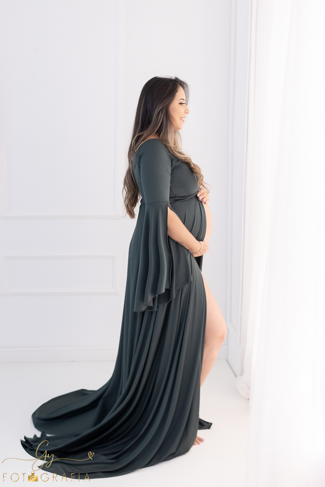 Ensaio de gestante em estúdio. Fotógrafo em londrina especializado em ensaios de gestantes. Momento registrado pela fotógrafa Giscellayne | Gy Forografia.