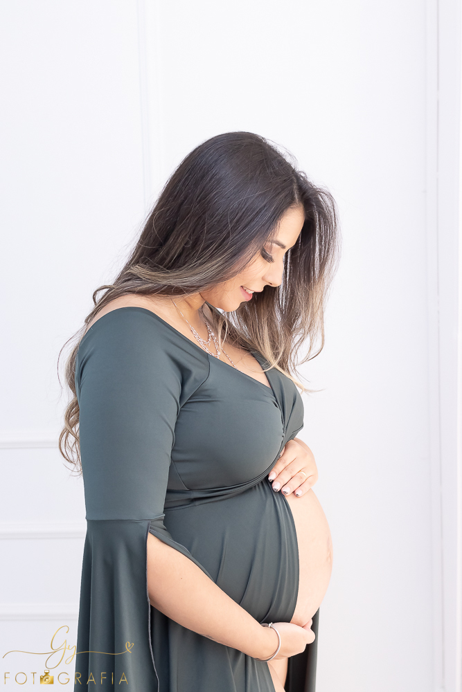 Ensaio de gestante em estúdio. Fotógrafo em londrina especializado em ensaios de gestantes. Momento registrado pela fotógrafa Giscellayne | Gy Forografia.