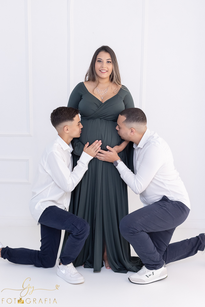 Ensaio de gestante em estúdio. Fotógrafo em londrina especializado em ensaios de gestantes. Momento registrado pela fotógrafa Giscellayne | Gy Forografia.