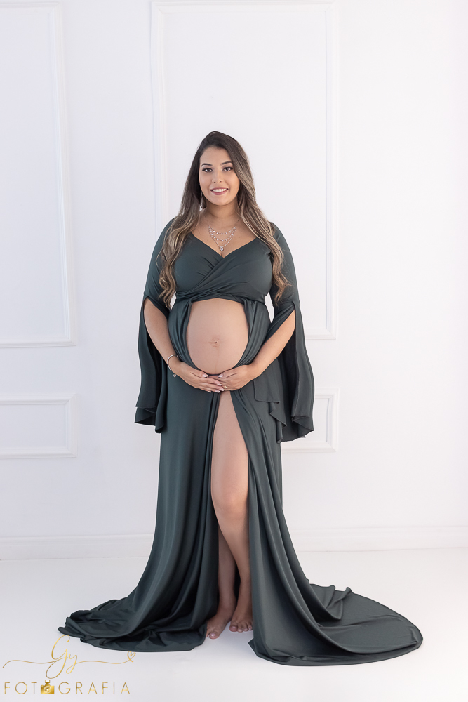 Ensaio de gestante em estúdio. Fotógrafo em londrina especializado em ensaios de gestantes. Momento registrado pela fotógrafa Giscellayne | Gy Forografia.
