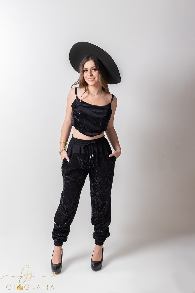 Book pessoal, ensaio de fotos em estúdio, fotógrafo em Londrina. Momento registrado pela fotógrafa Giscellayne- Gy fotografia.