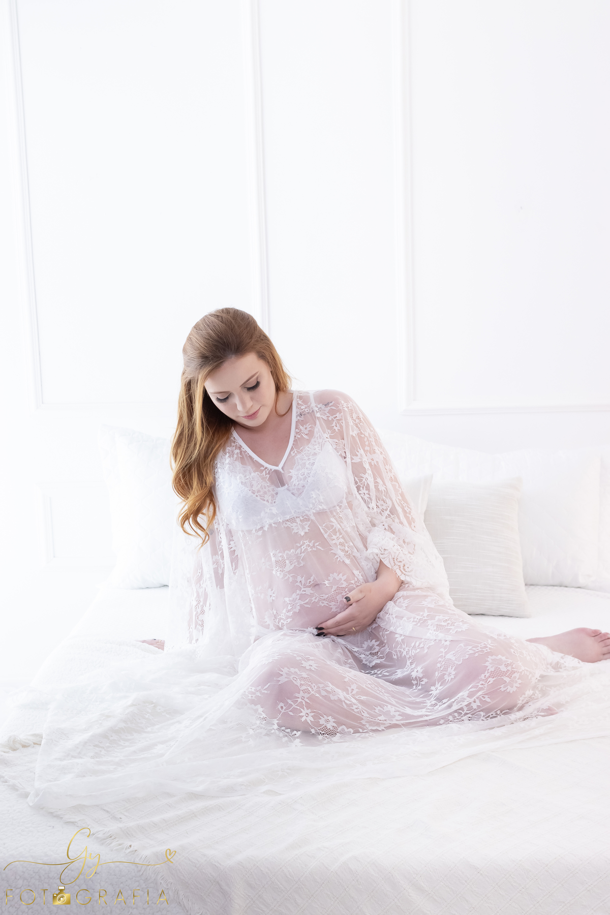 Ensaio de gestante em estúdio. Cenário clássico e clean. Momento registrado pela fotógrafa Giscellayne, Gy fotografia. Fotógrafo em londrina especializado em ensaios de gestantes.