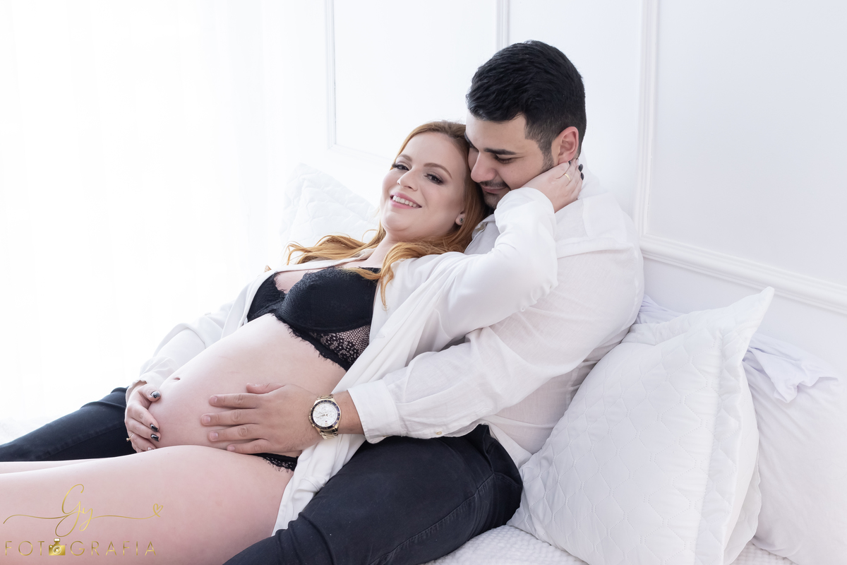 Ensaio de gestante em estúdio. Cenário clássico e clean. Momento registrado pela fotógrafa Giscellayne, Gy fotografia. Fotógrafo em londrina especializado em ensaios de gestantes.