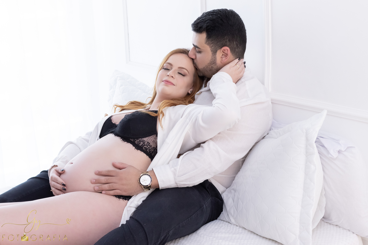 Ensaio de gestante em estúdio. Cenário clássico e clean. Momento registrado pela fotógrafa Giscellayne, Gy fotografia. Fotógrafo em londrina especializado em ensaios de gestantes.
