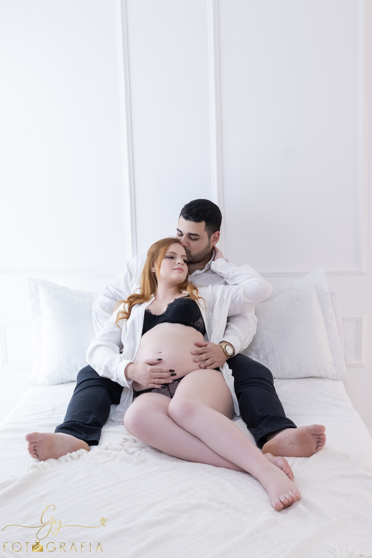 Ensaio de gestante em estúdio. Cenário clássico e clean. Momento registrado pela fotógrafa Giscellayne, Gy fotografia. Fotógrafo em londrina especializado em ensaios de gestantes.