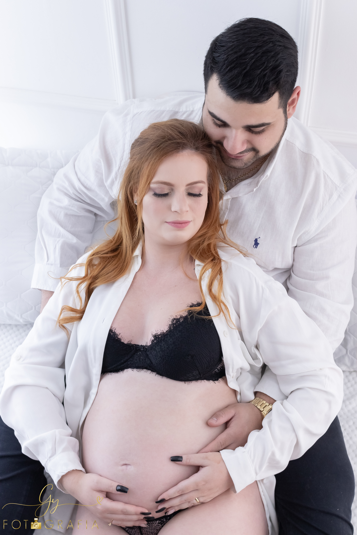 Ensaio de gestante em estúdio. Cenário clássico e clean. Momento registrado pela fotógrafa Giscellayne, Gy fotografia. Fotógrafo em londrina especializado em ensaios de gestantes.
