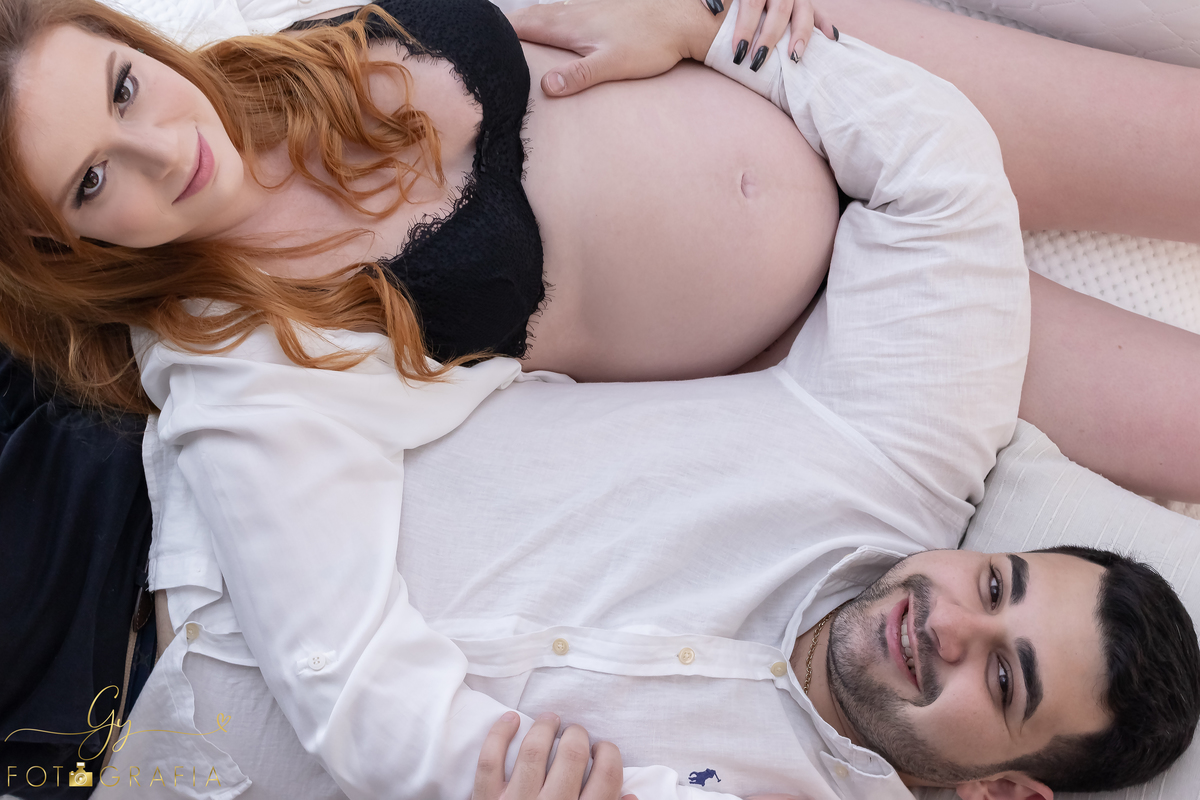 Ensaio de gestante em estúdio. Cenário clássico e clean. Momento registrado pela fotógrafa Giscellayne, Gy fotografia. Fotógrafo em londrina especializado em ensaios de gestantes.