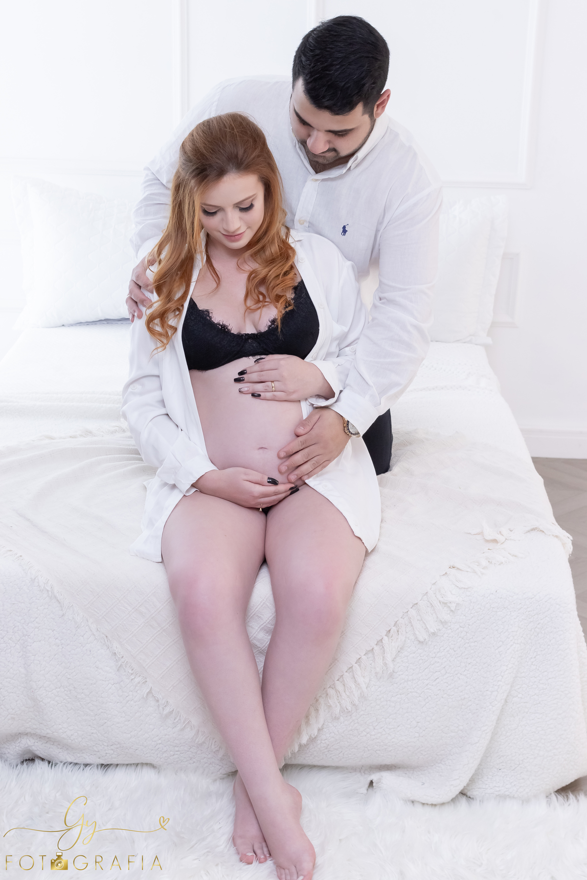 Ensaio de gestante em estúdio. Cenário clássico e clean. Momento registrado pela fotógrafa Giscellayne, Gy fotografia. Fotógrafo em londrina especializado em ensaios de gestantes.