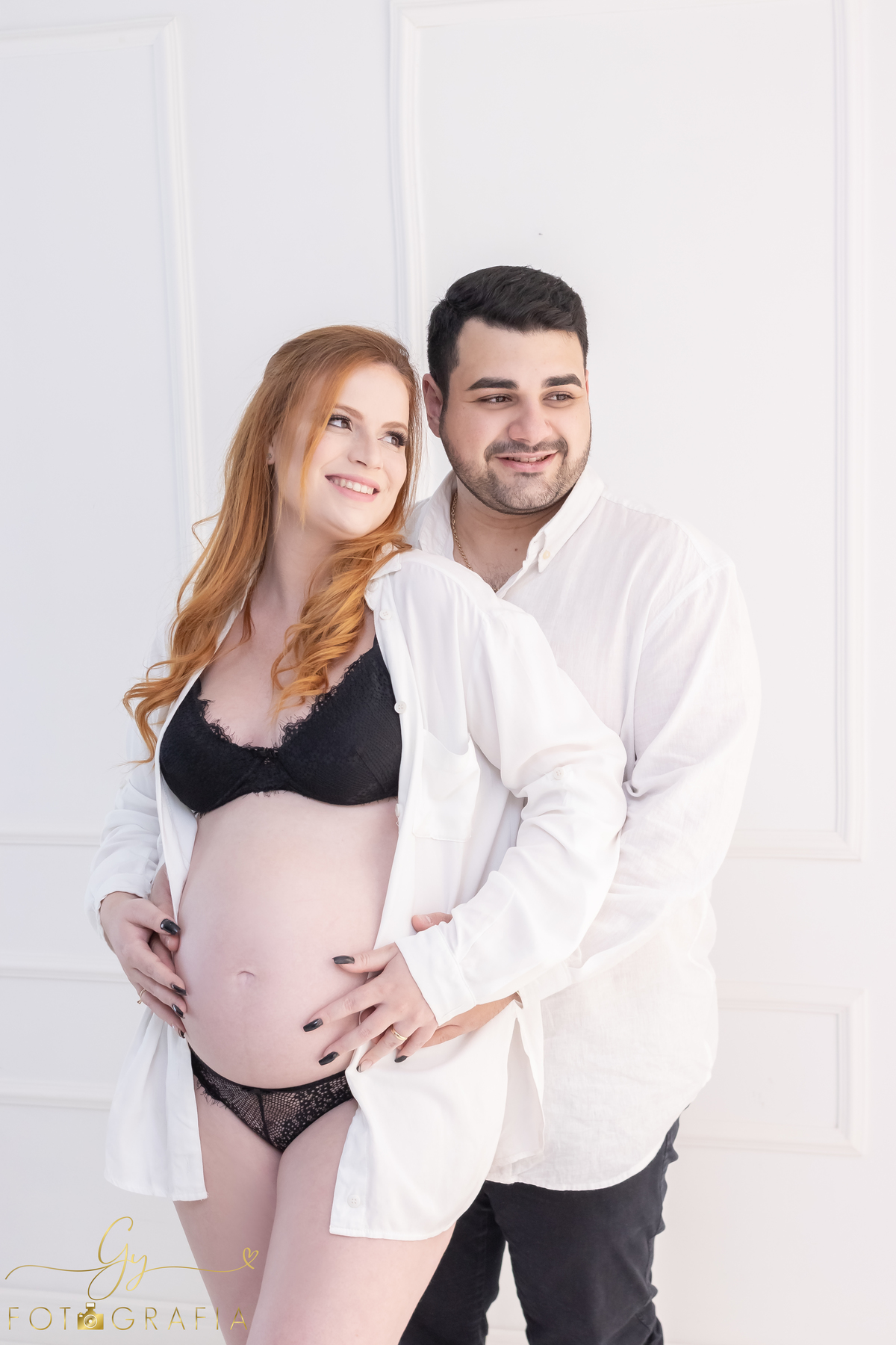 Ensaio de gestante em estúdio. Cenário clássico e clean. Momento registrado pela fotógrafa Giscellayne, Gy fotografia. Fotógrafo em londrina especializado em ensaios de gestantes.