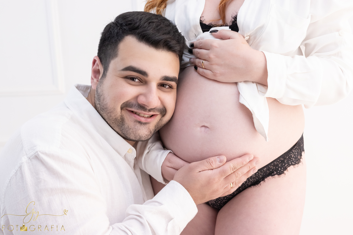 Ensaio de gestante em estúdio. Cenário clássico e clean. Momento registrado pela fotógrafa Giscellayne, Gy fotografia. Fotógrafo em londrina especializado em ensaios de gestantes.