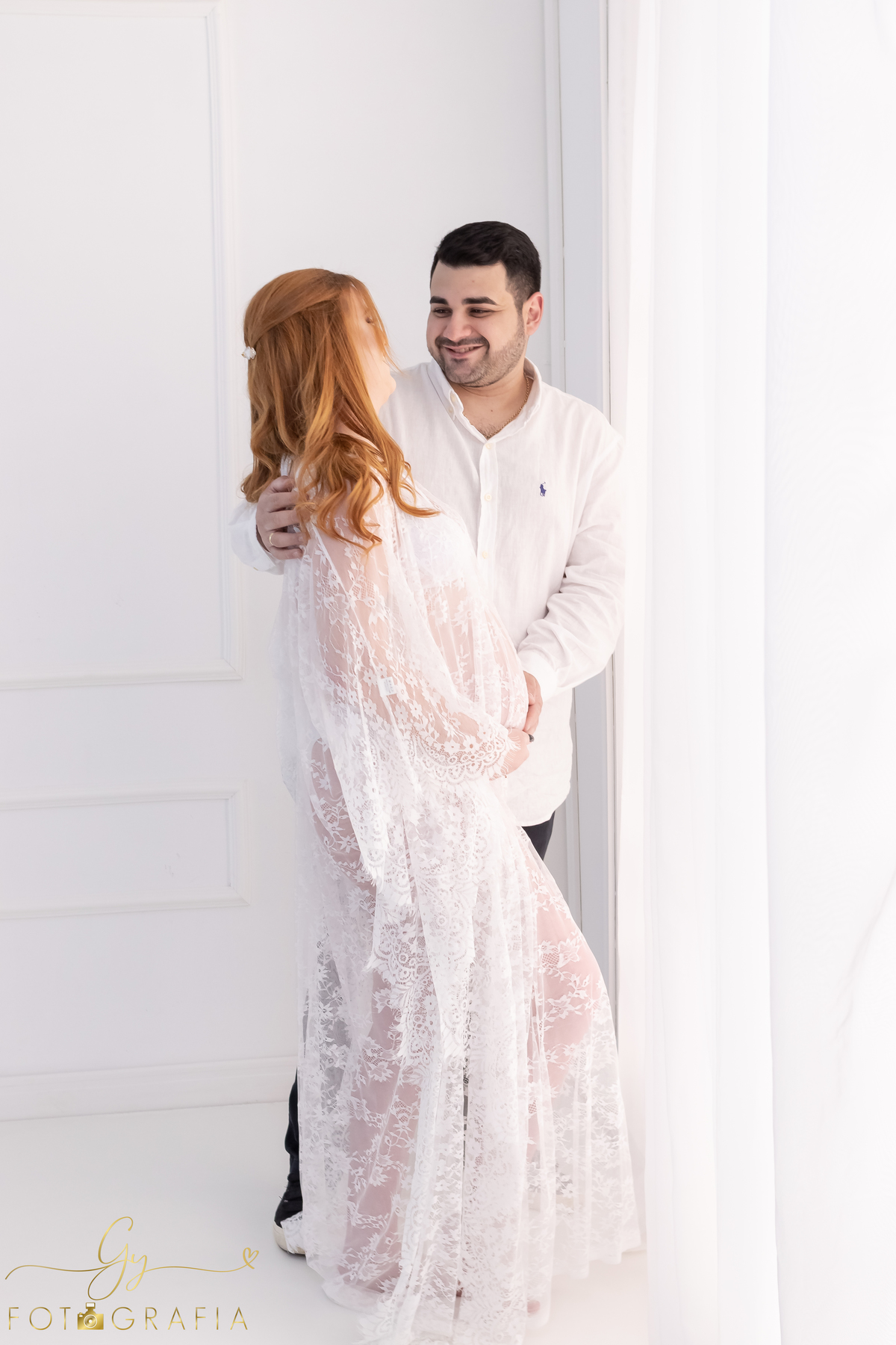 Ensaio de gestante em estúdio. Cenário clássico e clean. Momento registrado pela fotógrafa Giscellayne, Gy fotografia. Fotógrafo em londrina especializado em ensaios de gestantes.