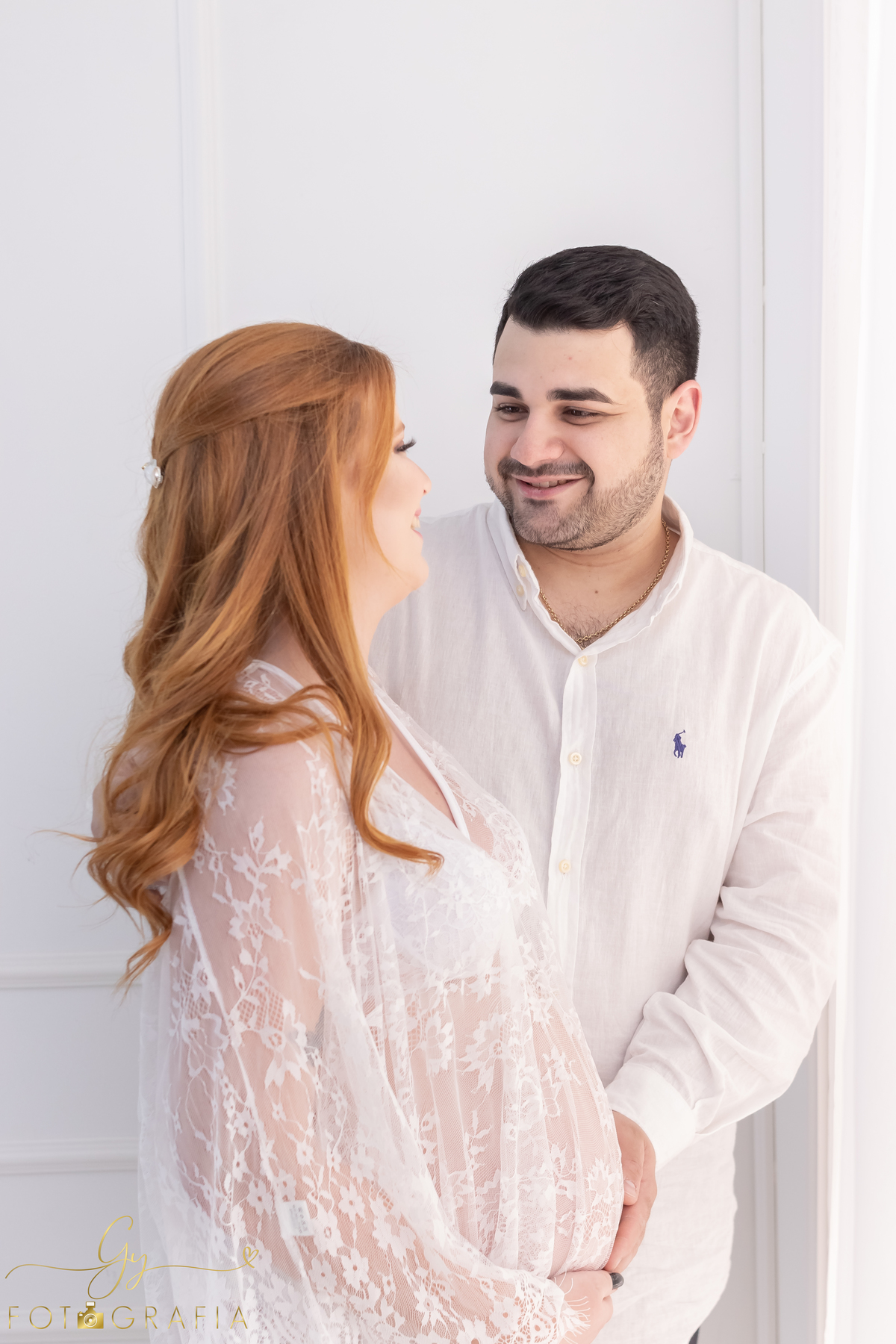 Ensaio de gestante em estúdio. Cenário clássico e clean. Momento registrado pela fotógrafa Giscellayne, Gy fotografia. Fotógrafo em londrina especializado em ensaios de gestantes.