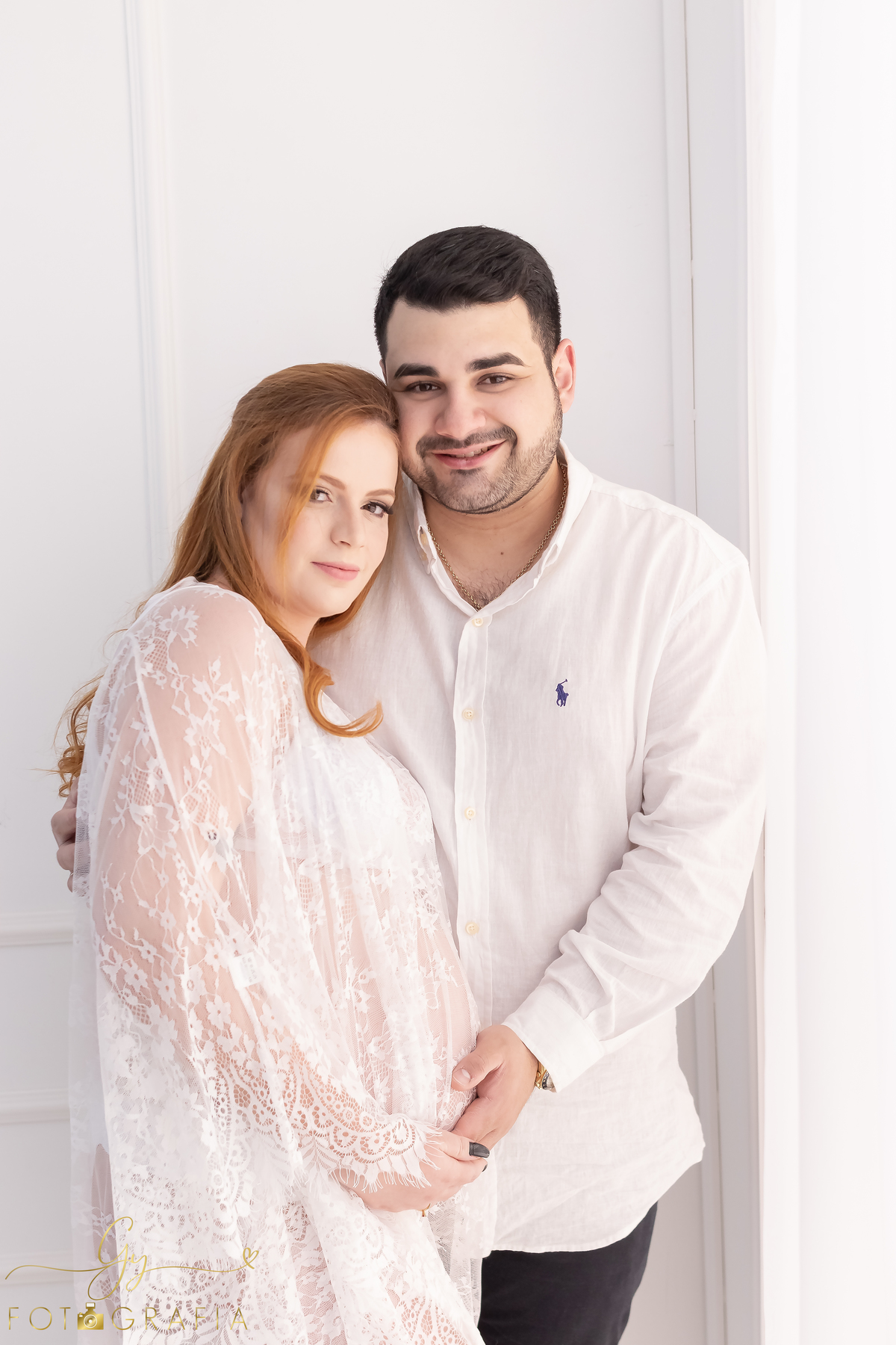 Ensaio de gestante em estúdio. Cenário clássico e clean. Momento registrado pela fotógrafa Giscellayne, Gy fotografia. Fotógrafo em londrina especializado em ensaios de gestantes.