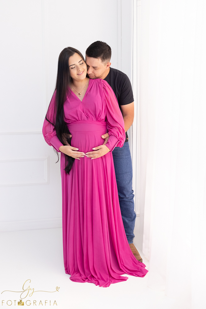 Ensaio de gestante em estúdio. Cenário clássico e clean. Momento registrado pela fotógrafa Giscellayne, Gy fotografia. Fotógrafo em londrina especializado em ensaios de gestantes.