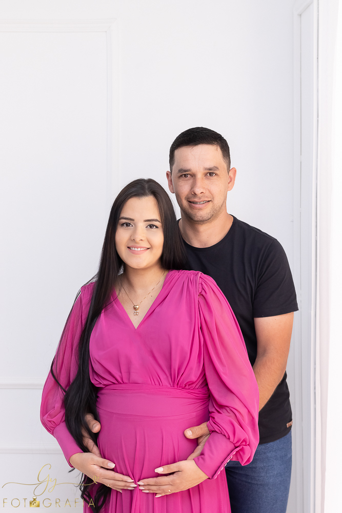 Ensaio de gestante em estúdio. Cenário clássico e clean. Momento registrado pela fotógrafa Giscellayne, Gy fotografia. Fotógrafo em londrina especializado em ensaios de gestantes.