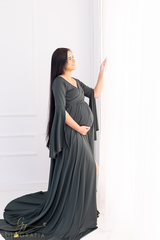 Ensaio de gestante em estúdio. Cenário clássico e clean. Momento registrado pela fotógrafa Giscellayne, Gy fotografia. Fotógrafo em londrina especializado em ensaios de gestantes.