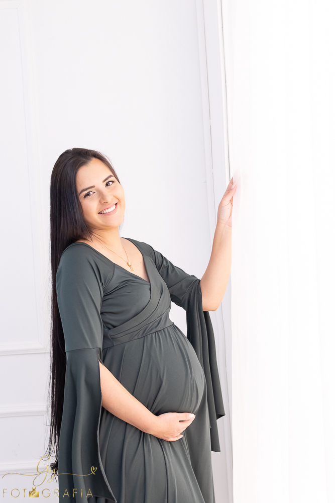 Ensaio de gestante em estúdio. Cenário clássico e clean. Momento registrado pela fotógrafa Giscellayne, Gy fotografia. Fotógrafo em londrina especializado em ensaios de gestantes.