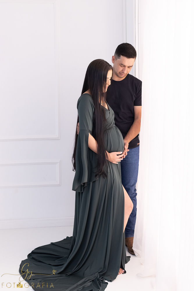 Ensaio de gestante em estúdio. Cenário clássico e clean. Momento registrado pela fotógrafa Giscellayne, Gy fotografia. Fotógrafo em londrina especializado em ensaios de gestantes.