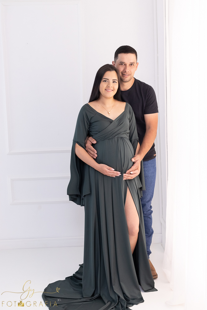 Ensaio de gestante em estúdio. Cenário clássico e clean. Momento registrado pela fotógrafa Giscellayne, Gy fotografia. Fotógrafo em londrina especializado em ensaios de gestantes.