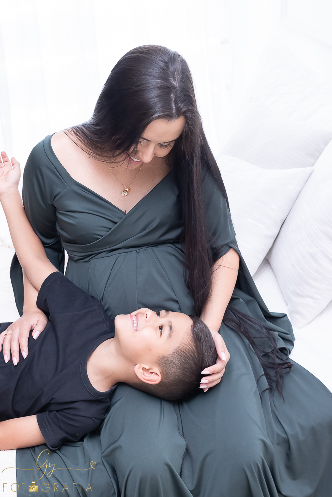 Ensaio de gestante em estúdio. Cenário clássico e clean. Momento registrado pela fotógrafa Giscellayne, Gy fotografia. Fotógrafo em londrina especializado em ensaios de gestantes.