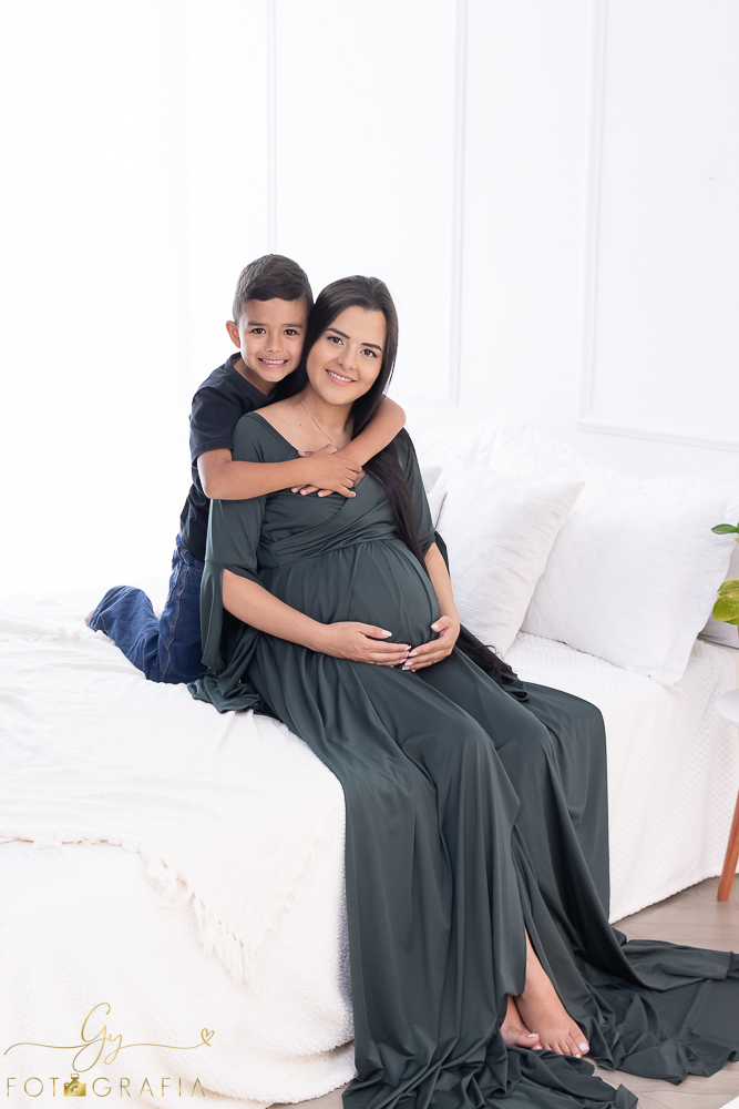Ensaio de gestante em estúdio. Cenário clássico e clean. Momento registrado pela fotógrafa Giscellayne, Gy fotografia. Fotógrafo em londrina especializado em ensaios de gestantes.