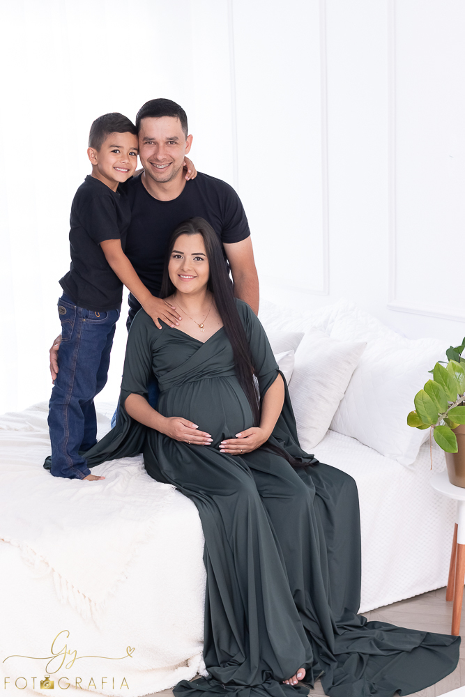 Ensaio de gestante em estúdio. Cenário clássico e clean. Momento registrado pela fotógrafa Giscellayne, Gy fotografia. Fotógrafo em londrina especializado em ensaios de gestantes.