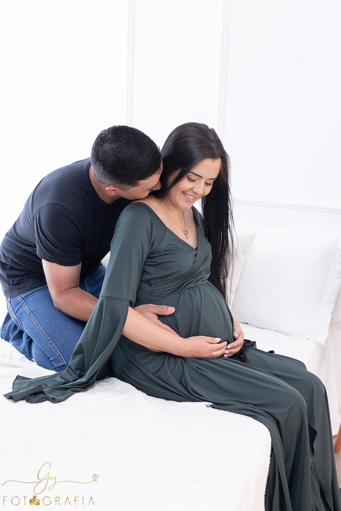 Ensaio de gestante em estúdio. Cenário clássico e clean. Momento registrado pela fotógrafa Giscellayne, Gy fotografia. Fotógrafo em londrina especializado em ensaios de gestantes.