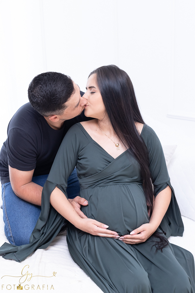 Ensaio de gestante em estúdio. Cenário clássico e clean. Momento registrado pela fotógrafa Giscellayne, Gy fotografia. Fotógrafo em londrina especializado em ensaios de gestantes.