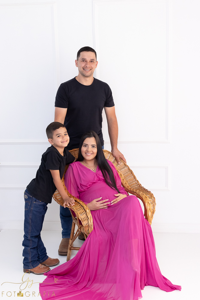 Ensaio de gestante em estúdio. Cenário clássico e clean. Momento registrado pela fotógrafa Giscellayne, Gy fotografia. Fotógrafo em londrina especializado em ensaios de gestantes.