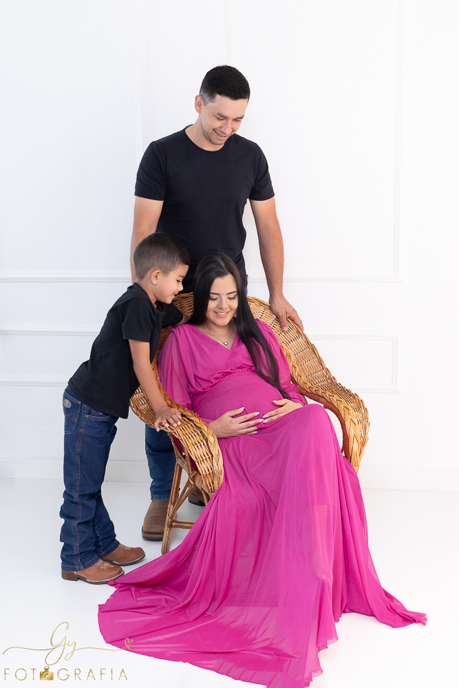 Ensaio de gestante em estúdio. Cenário clássico e clean. Momento registrado pela fotógrafa Giscellayne, Gy fotografia. Fotógrafo em londrina especializado em ensaios de gestantes.