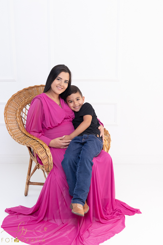 Ensaio de gestante em estúdio. Cenário clássico e clean. Momento registrado pela fotógrafa Giscellayne, Gy fotografia. Fotógrafo em londrina especializado em ensaios de gestantes.