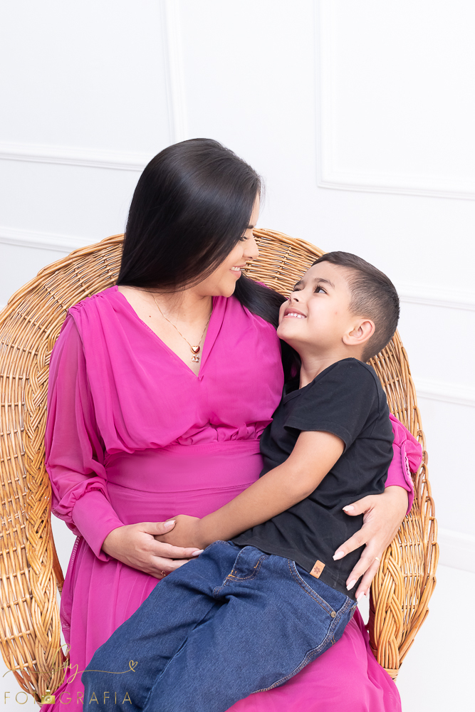 Ensaio de gestante em estúdio. Cenário clássico e clean. Momento registrado pela fotógrafa Giscellayne, Gy fotografia. Fotógrafo em londrina especializado em ensaios de gestantes.