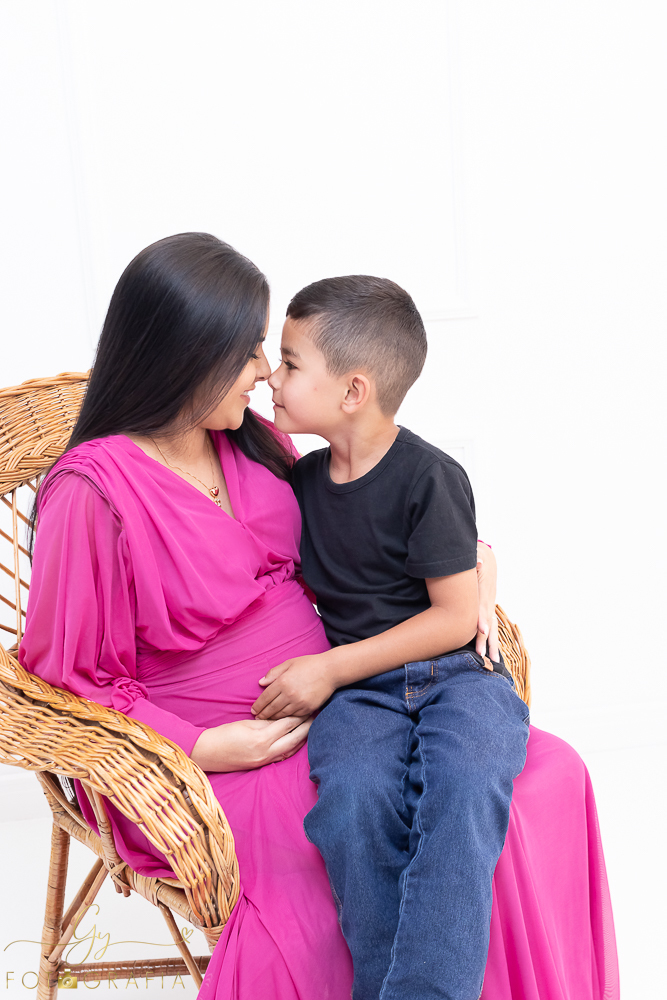 Ensaio de gestante em estúdio. Cenário clássico e clean. Momento registrado pela fotógrafa Giscellayne, Gy fotografia. Fotógrafo em londrina especializado em ensaios de gestantes.