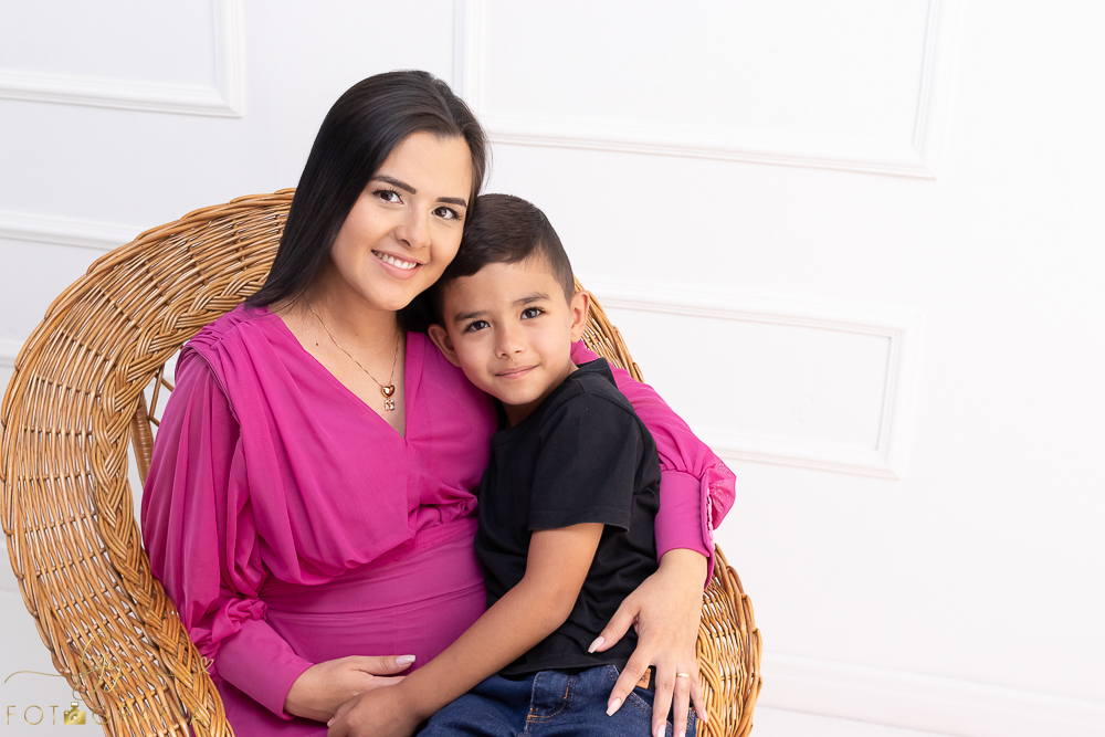 Ensaio de gestante em estúdio. Cenário clássico e clean. Momento registrado pela fotógrafa Giscellayne, Gy fotografia. Fotógrafo em londrina especializado em ensaios de gestantes.