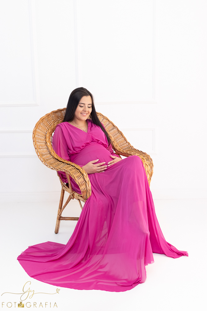 Ensaio de gestante em estúdio. Cenário clássico e clean. Momento registrado pela fotógrafa Giscellayne, Gy fotografia. Fotógrafo em londrina especializado em ensaios de gestantes.