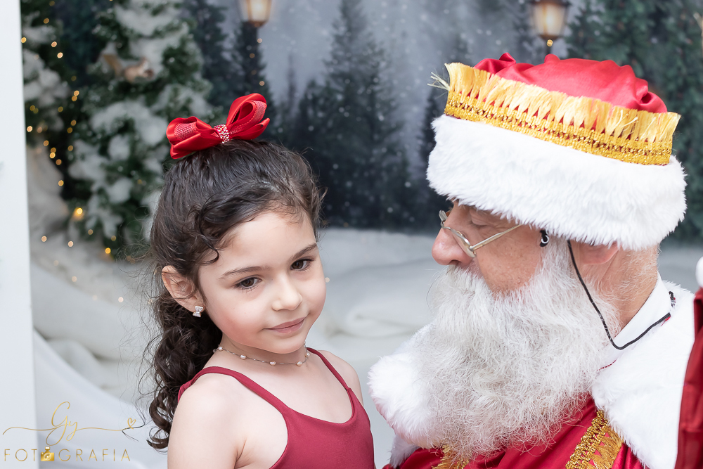 Ensaio de natal em Londrina com papai noel de verdade, cenário interativo com escorregador, neve, lareira e várias árvores maravilhosas. Momento registrado pela fotografa Giscellayne - Gy fotografia. Fotografo em Londrina especializado em ensaios de bebes