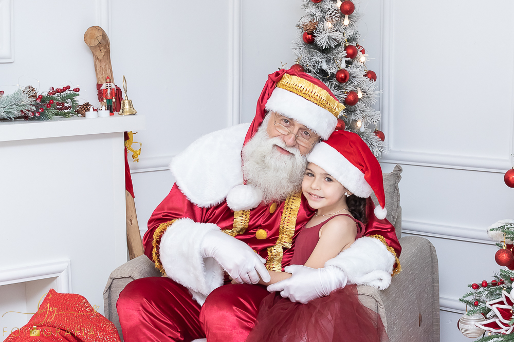 Ensaio de natal em Londrina com papai noel de verdade, cenário interativo com escorregador, neve, lareira e várias árvores maravilhosas. Momento registrado pela fotografa Giscellayne - Gy fotografia. Fotografo em Londrina especializado em ensaios de bebes