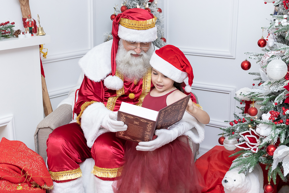 Ensaio de natal em Londrina com papai noel de verdade, cenário interativo com escorregador, neve, lareira e várias árvores maravilhosas. Momento registrado pela fotografa Giscellayne - Gy fotografia. Fotografo em Londrina especializado em ensaios de bebes