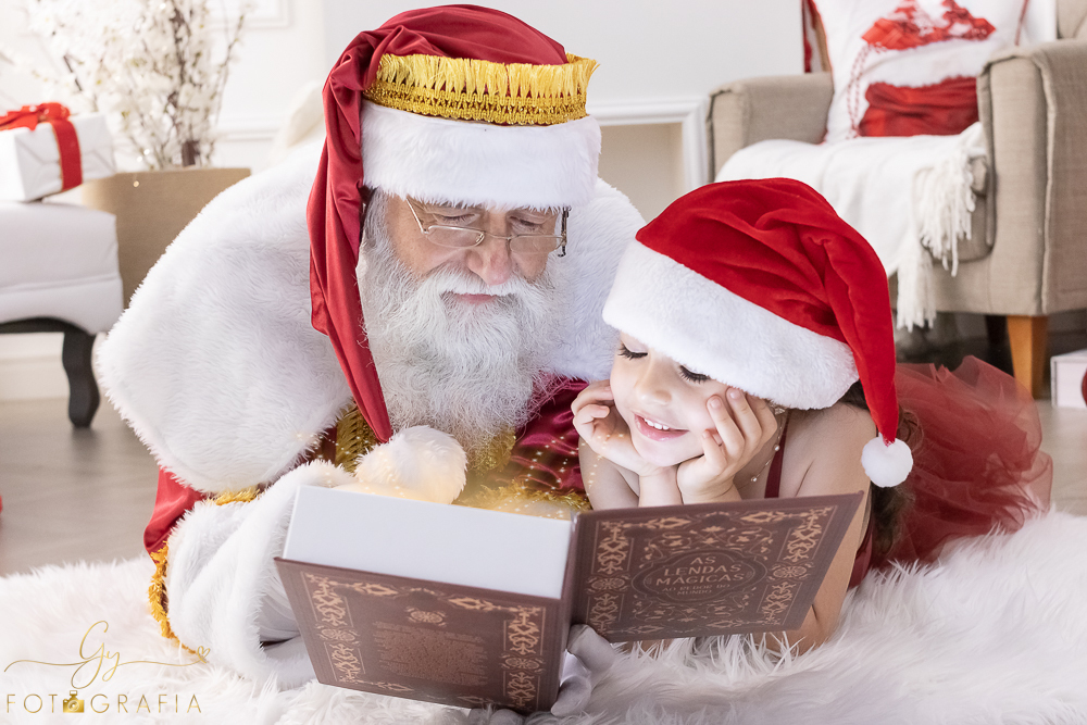 Ensaio de natal em Londrina com papai noel de verdade, cenário interativo com escorregador, neve, lareira e várias árvores maravilhosas. Momento registrado pela fotografa Giscellayne - Gy fotografia. Fotografo em Londrina especializado em ensaios de bebes