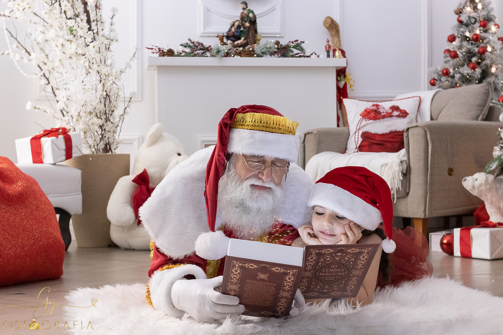 Ensaio de natal em Londrina com papai noel de verdade, cenário interativo com escorregador, neve, lareira e várias árvores maravilhosas. Momento registrado pela fotografa Giscellayne - Gy fotografia. Fotografo em Londrina especializado em ensaios de bebes