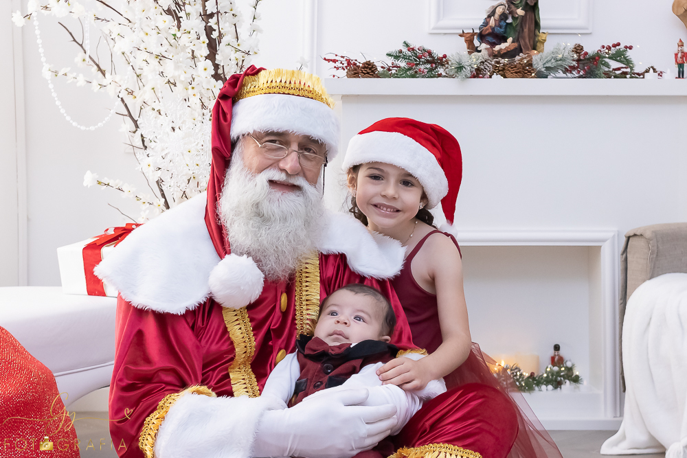 Ensaio de natal em Londrina com papai noel de verdade, cenário interativo com escorregador, neve, lareira e várias árvores maravilhosas. Momento registrado pela fotografa Giscellayne - Gy fotografia. Fotografo em Londrina especializado em ensaios de bebes