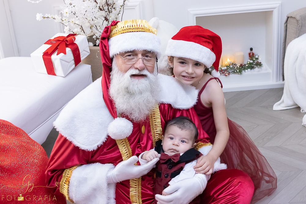 Ensaio de natal em Londrina com papai noel de verdade, cenário interativo com escorregador, neve, lareira e várias árvores maravilhosas. Momento registrado pela fotografa Giscellayne - Gy fotografia. Fotografo em Londrina especializado em ensaios de bebes