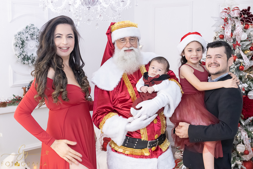 Ensaio de natal em Londrina com papai noel de verdade, cenário interativo com escorregador, neve, lareira e várias árvores maravilhosas. Momento registrado pela fotografa Giscellayne - Gy fotografia. Fotografo em Londrina especializado em ensaios de bebes