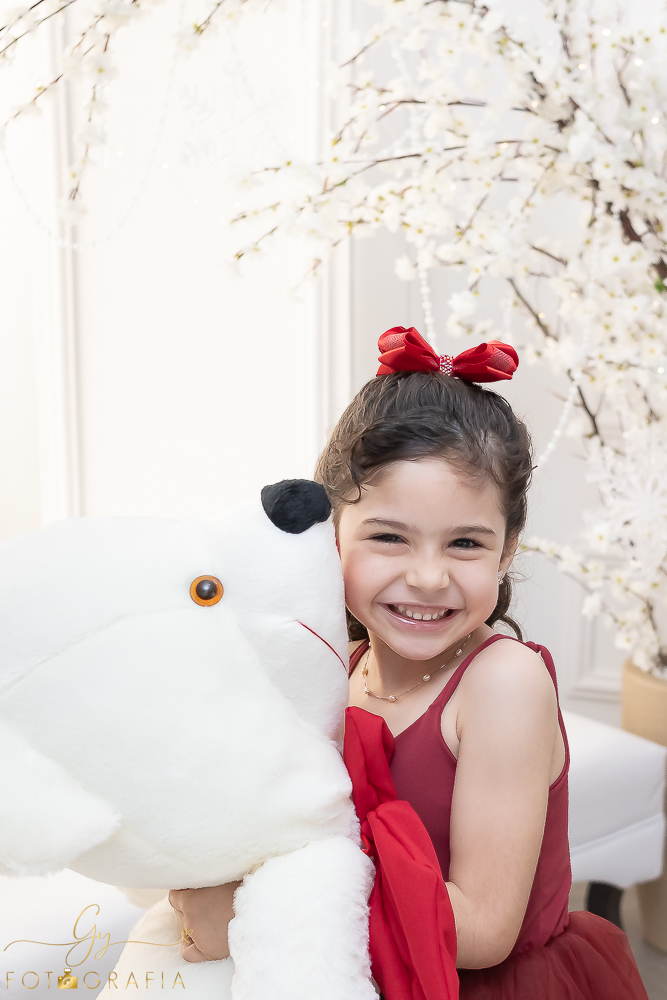 Ensaio de natal em Londrina com papai noel de verdade, cenário interativo com escorregador, neve, lareira e várias árvores maravilhosas. Momento registrado pela fotografa Giscellayne - Gy fotografia. Fotografo em Londrina especializado em ensaios de bebes