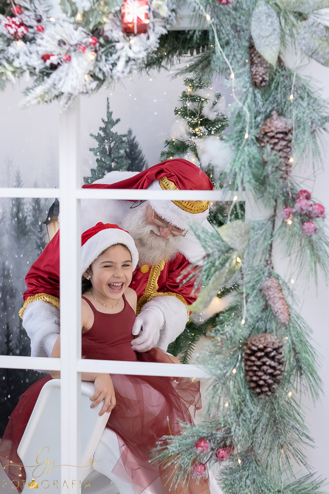 Ensaio de natal em Londrina com papai noel de verdade, cenário interativo com escorregador, neve, lareira e várias árvores maravilhosas. Momento registrado pela fotografa Giscellayne - Gy fotografia. Fotografo em Londrina especializado em ensaios de bebes