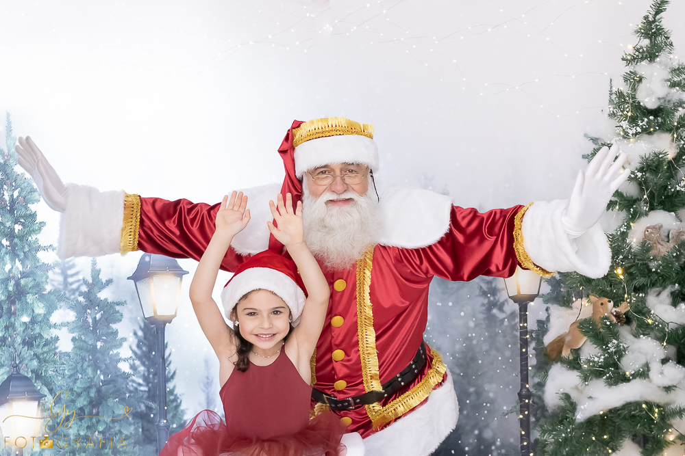Ensaio de natal em Londrina com papai noel de verdade, cenário interativo com escorregador, neve, lareira e várias árvores maravilhosas. Momento registrado pela fotografa Giscellayne - Gy fotografia. Fotografo em Londrina especializado em ensaios de bebes