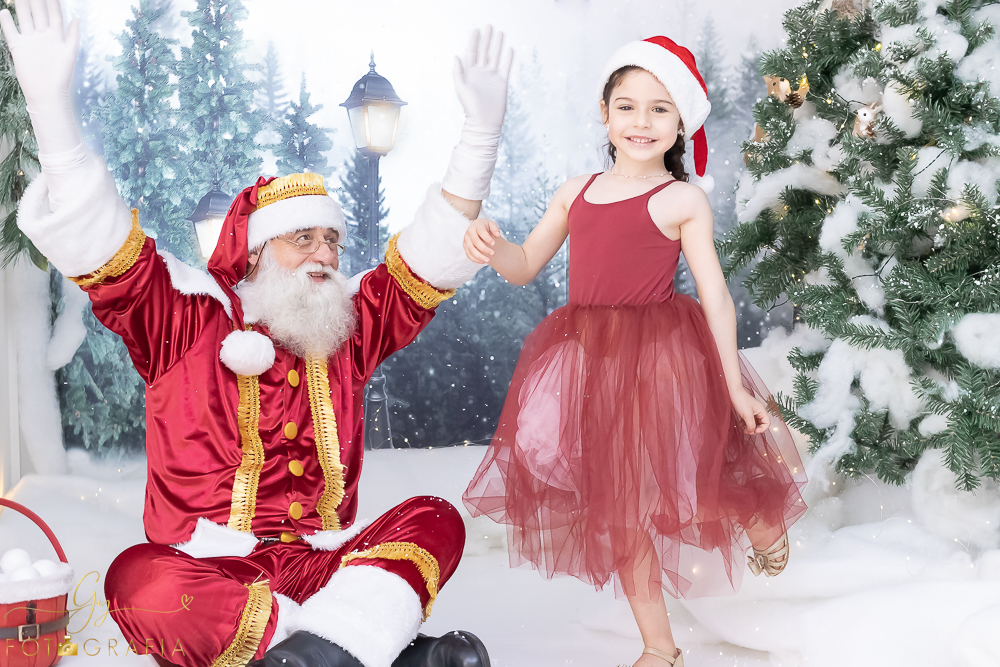 Ensaio de natal em Londrina com papai noel de verdade, cenário interativo com escorregador, neve, lareira e várias árvores maravilhosas. Momento registrado pela fotografa Giscellayne - Gy fotografia. Fotografo em Londrina especializado em ensaios de bebes