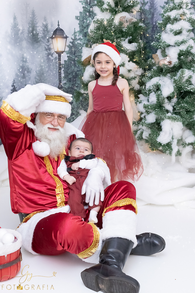 Ensaio de natal em Londrina com papai noel de verdade, cenário interativo com escorregador, neve, lareira e várias árvores maravilhosas. Momento registrado pela fotografa Giscellayne - Gy fotografia. Fotografo em Londrina especializado em ensaios de bebes