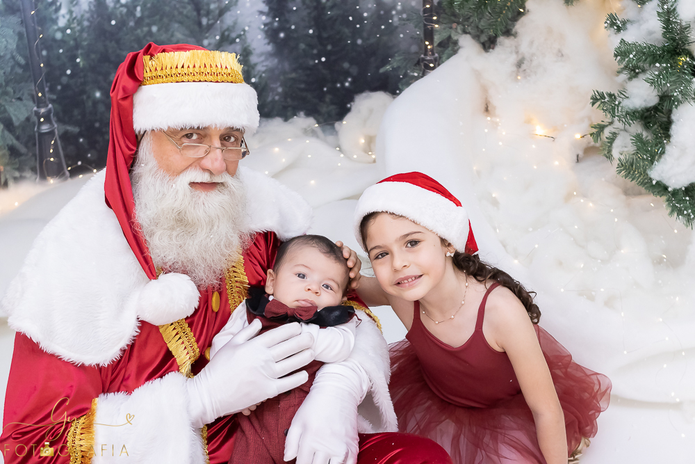 Ensaio de natal em Londrina com papai noel de verdade, cenário interativo com escorregador, neve, lareira e várias árvores maravilhosas. Momento registrado pela fotografa Giscellayne - Gy fotografia. Fotografo em Londrina especializado em ensaios de bebes